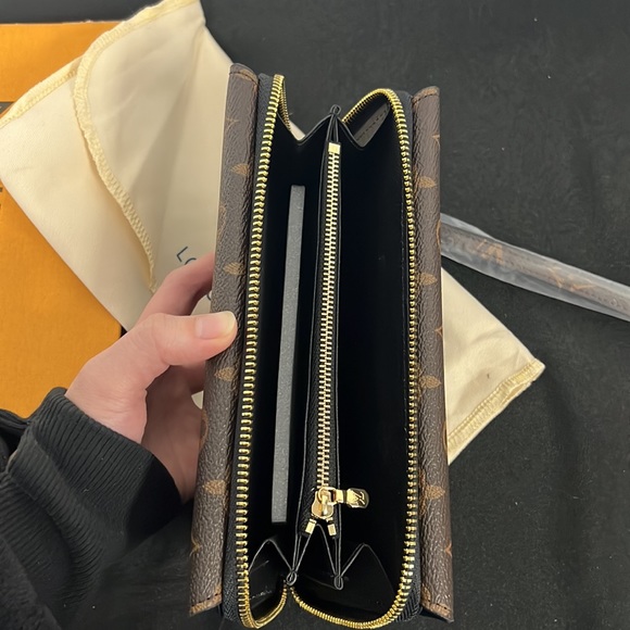 Designer Inspired Clutch Wristlet Wallet - Picture 6 of 8